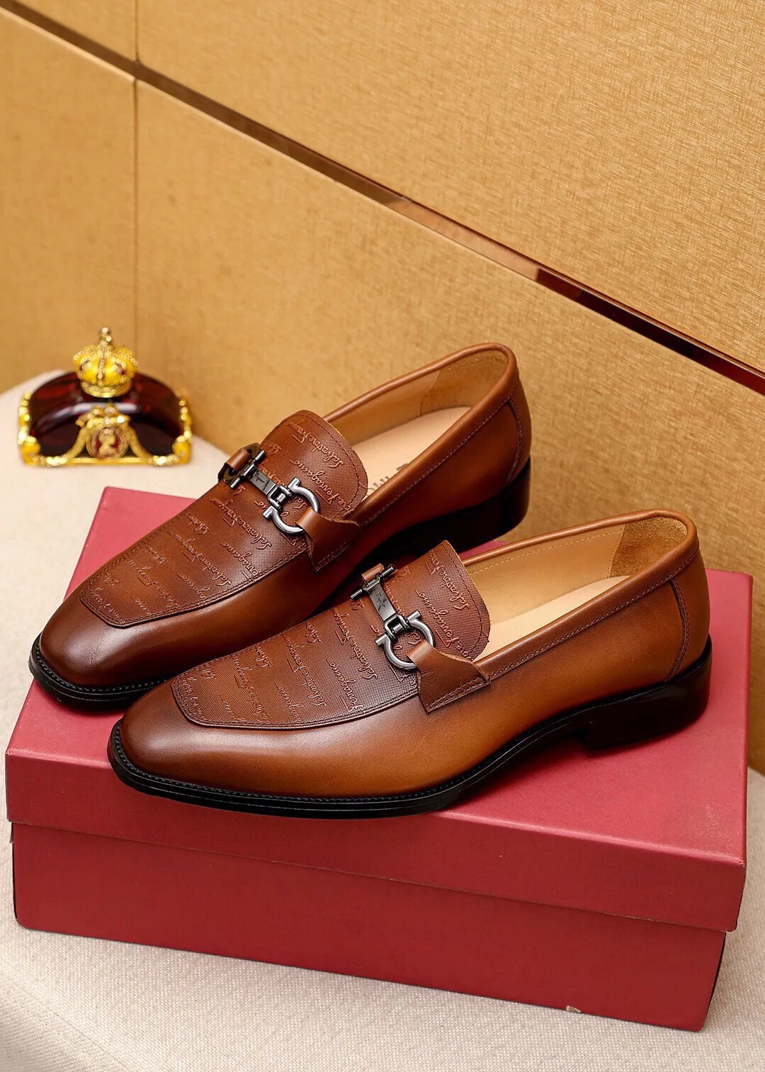 Men's shoes 💰460 💐 Product trademark: Ferragamo "Ferragamo" casual leather shoes Regular size: 38-44 (45.46.47🉑️Customized) Product materials: Selected imported first-layer calfskin embossed upper + luxury hardware buckle, imported water-dyed cow leather lining. Strong three-dimensional visual effect, original outsole color: 2 colors available